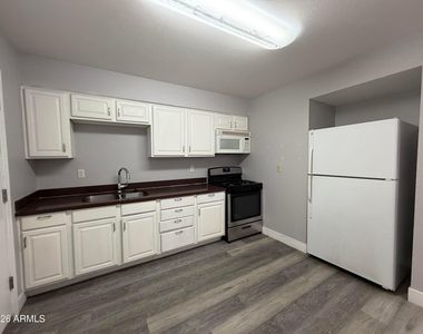 1833 E Harvard Street - Photo Thumbnail 4