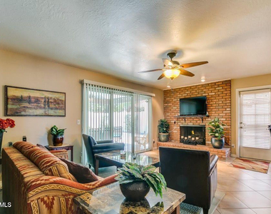 7129 N Via De Alegria - Photo Thumbnail 10