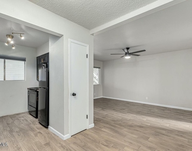 721 E Montebello Avenue - Photo Thumbnail 11
