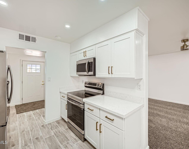 12021 N Riviera Court - Photo Thumbnail 7