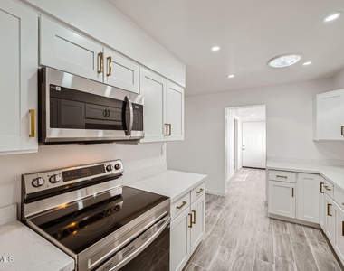 12021 N Riviera Court - Photo Thumbnail 8