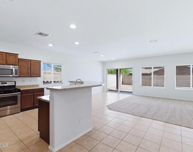 10733 W Lariat Lane - Photo Thumbnail 7