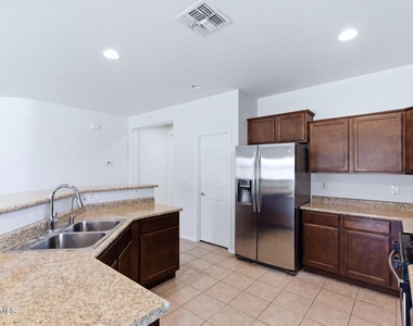10733 W Lariat Lane - Photo Thumbnail 8