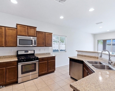 10733 W Lariat Lane - Photo Thumbnail 9
