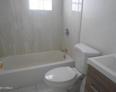 1623 E Pinchot Avenue - Photo Thumbnail 7