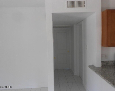 1623 E Pinchot Avenue - Photo Thumbnail 2