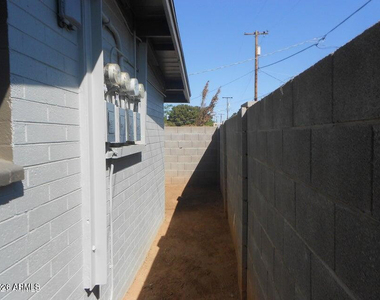 1623 E Pinchot Avenue - Photo Thumbnail 4