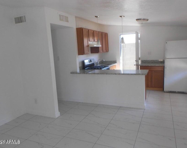 1623 E Pinchot Avenue - Photo Thumbnail 6