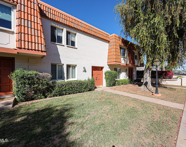 4028 N Granite Reef Road - Photo Thumbnail 2