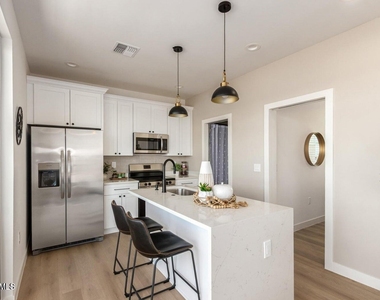 1508 W Sherman Street - Photo Thumbnail 5