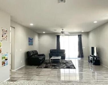 9512 W Fallen Leaf Lane - Photo Thumbnail 10