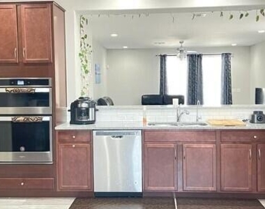 9512 W Fallen Leaf Lane - Photo Thumbnail 4