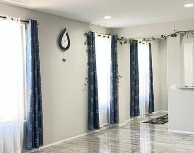 9512 W Fallen Leaf Lane - Photo Thumbnail 8