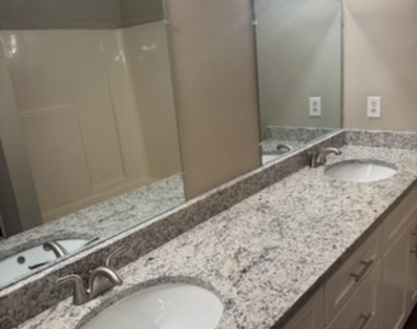 221 N Irwin Street - Photo Thumbnail 4