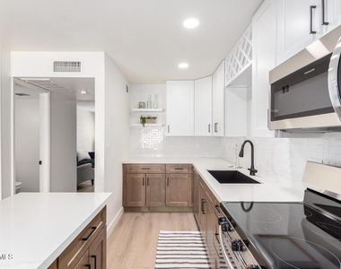 4848 N Woodmere Fairway -- - Photo Thumbnail 6