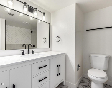 4848 N Woodmere Fairway -- - Photo Thumbnail 12