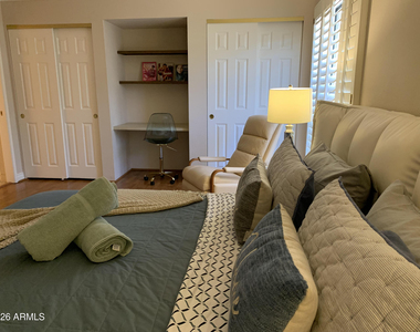 5132 N 31st Way - Photo Thumbnail 4