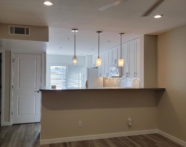 4242 N 31st Place - Photo Thumbnail 4
