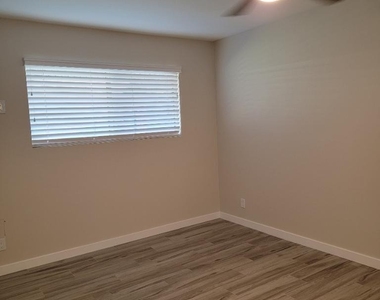 4242 N 31st Place - Photo Thumbnail 14