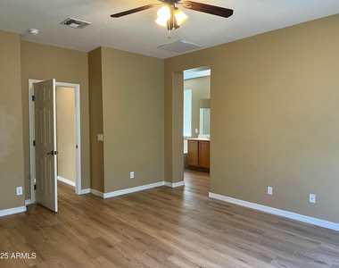 6734 W Blackstone Lane - Photo Thumbnail 18