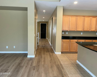 6734 W Blackstone Lane - Photo Thumbnail 7