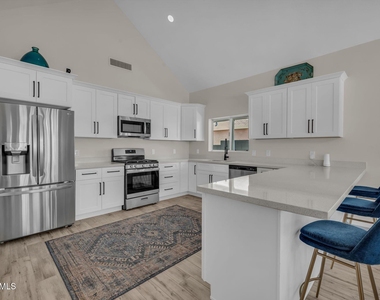 325 E Mitchell Drive - Photo Thumbnail 3