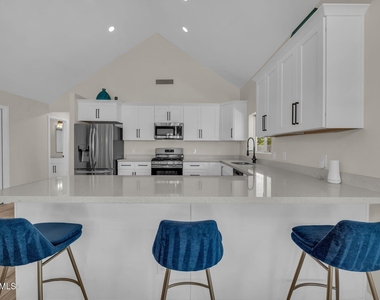 325 E Mitchell Drive - Photo Thumbnail 2