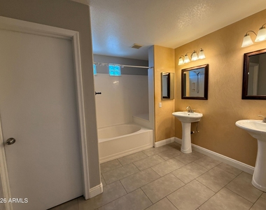 6425 W Desert Hollow Drive - Photo Thumbnail 18