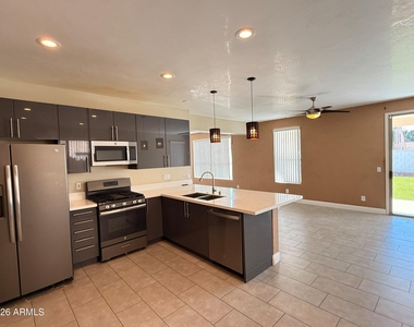 6425 W Desert Hollow Drive - Photo Thumbnail 7