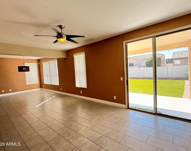 6425 W Desert Hollow Drive - Photo Thumbnail 11