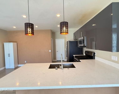 6425 W Desert Hollow Drive - Photo Thumbnail 10