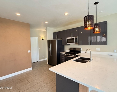 6425 W Desert Hollow Drive - Photo Thumbnail 9