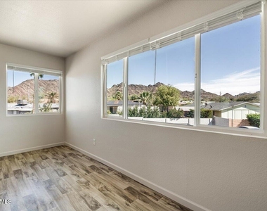 1346 E Mountain View Road - Photo Thumbnail 15