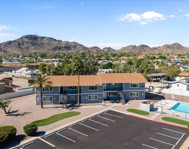 1346 E Mountain View Road - Photo Thumbnail 7