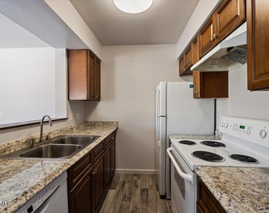 1346 E Mountain View Road - Photo Thumbnail 17
