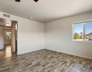 1346 E Mountain View Road - Photo Thumbnail 16