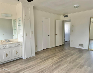11013 N 110th Drive - Photo Thumbnail 5