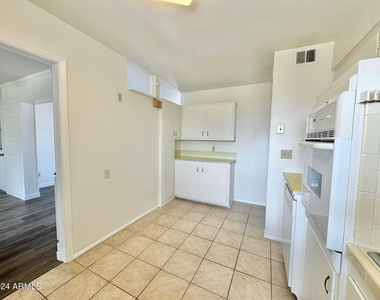 11013 N 110th Drive - Photo Thumbnail 9