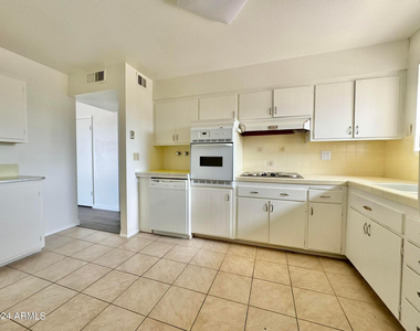11013 N 110th Drive - Photo Thumbnail 8