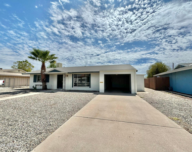 11013 N 110th Drive - Photo Thumbnail 7