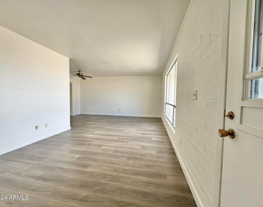 11013 N 110th Drive - Photo Thumbnail 15