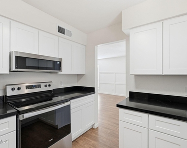 231 N Robson Street - Photo Thumbnail 11