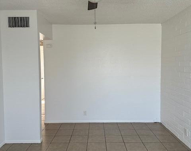 2525 N 52nd Street - Photo Thumbnail 4