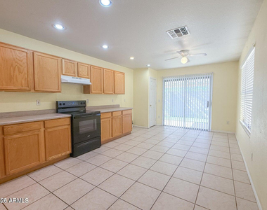1042 S Clancy Circle - Photo Thumbnail 6