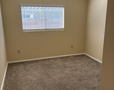 1042 S Clancy Circle - Photo Thumbnail 9