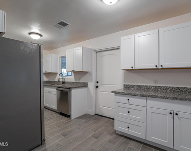 536 W 18th Street - Photo Thumbnail 20