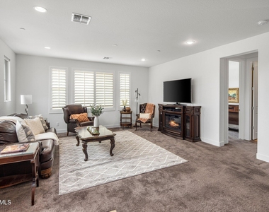10260 E White Feather Lane - Photo Thumbnail 5