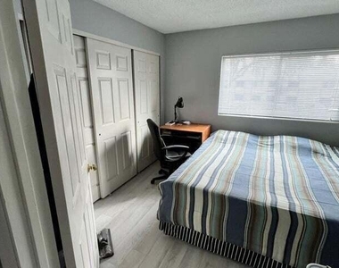 1055 W 5th Street - Photo Thumbnail 10