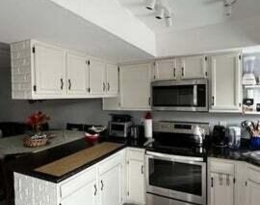 1055 W 5th Street - Photo Thumbnail 5