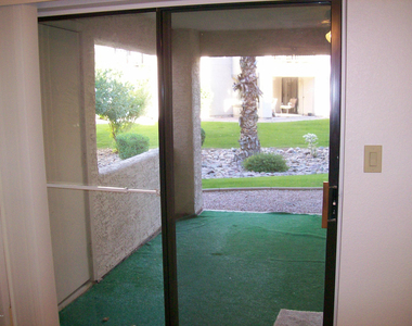 9445 N 94th Place - Photo Thumbnail 3
